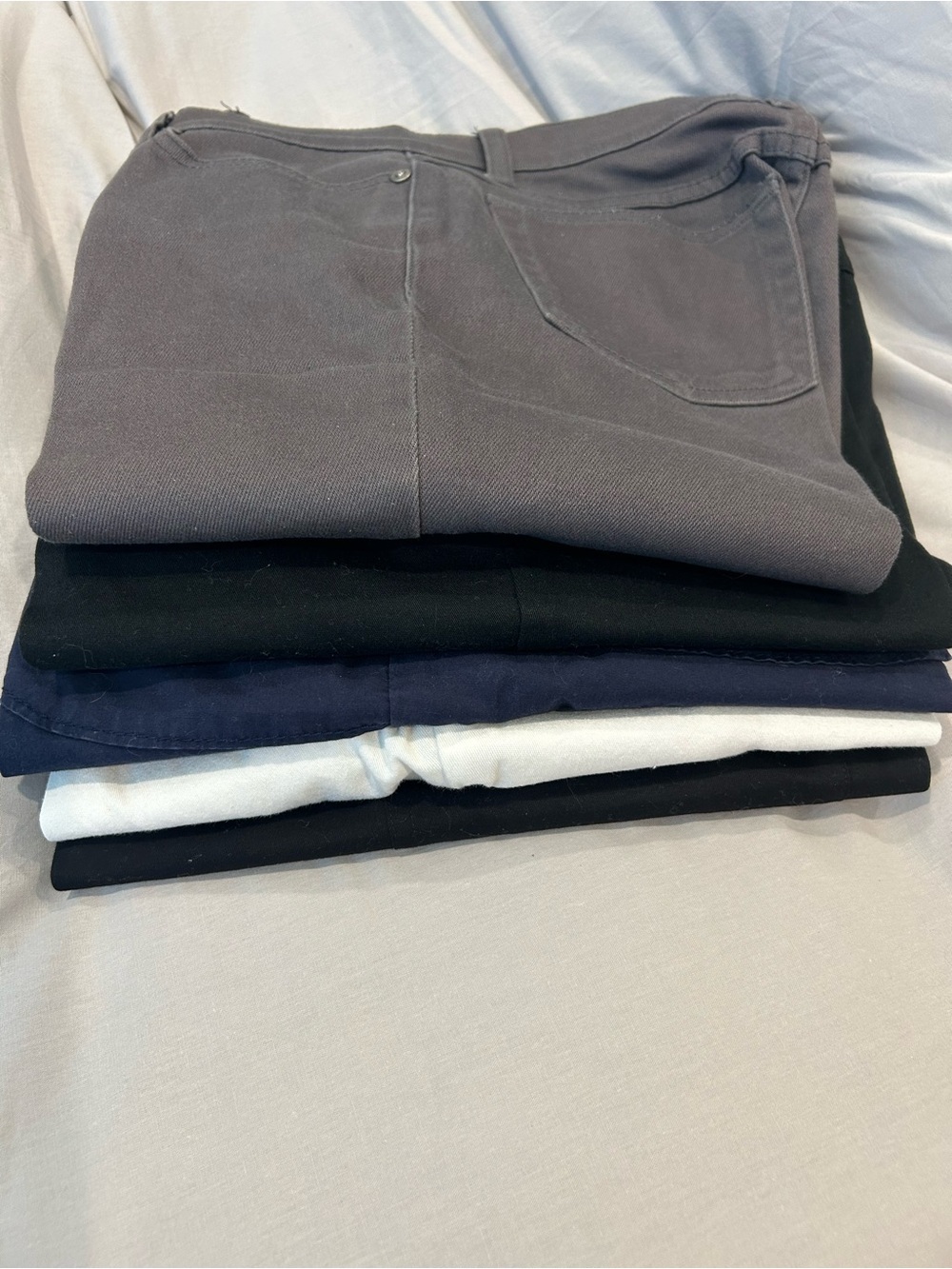 Women’s Size 4 lot. 4 capris and one long. Gray are the long pants.